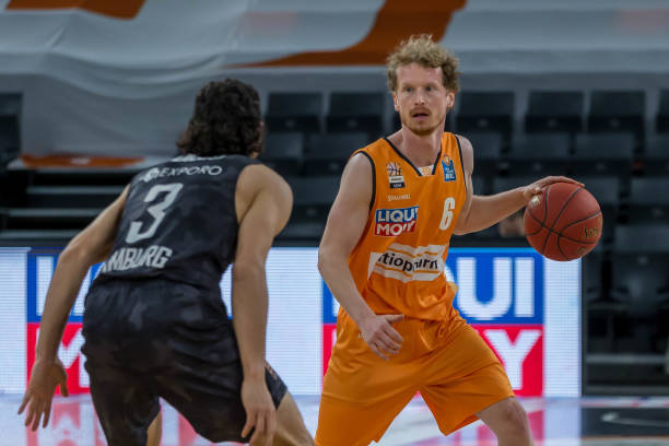 在主教练莫 在主教练莫