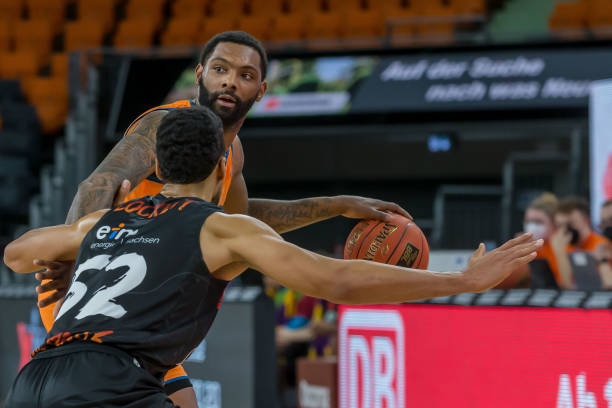 3亿英镑的 3亿英镑的